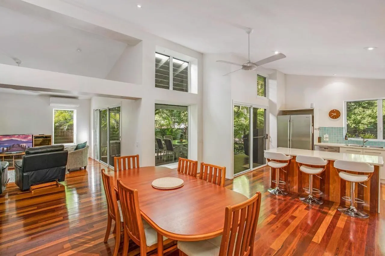 2 Naiad Court Rainbow Shores. Walk To Beach. Pets Welcome. Wifi Rainbow Beach Australië
