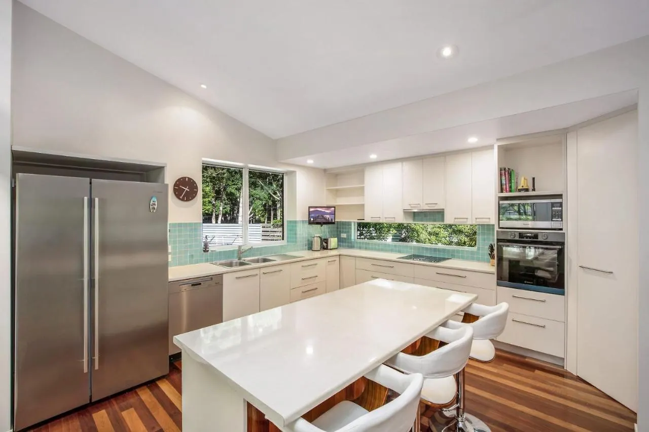 2 Naiad Court Rainbow Shores. Walk To Beach. Pets Welcome. Wifi Rainbow Beach