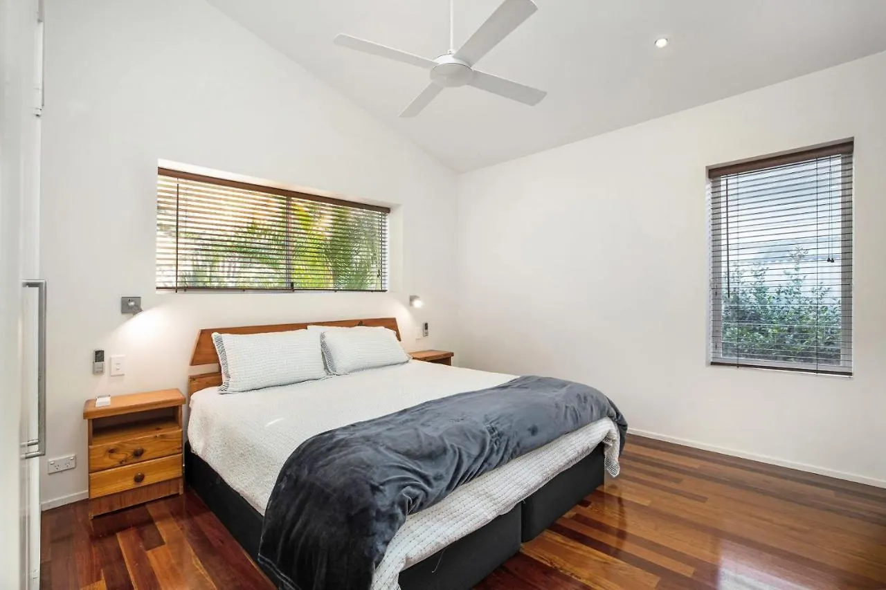 Vakantiehuis 2 Naiad Court Rainbow Shores. Walk To Beach. Pets Welcome. Wifi Rainbow Beach